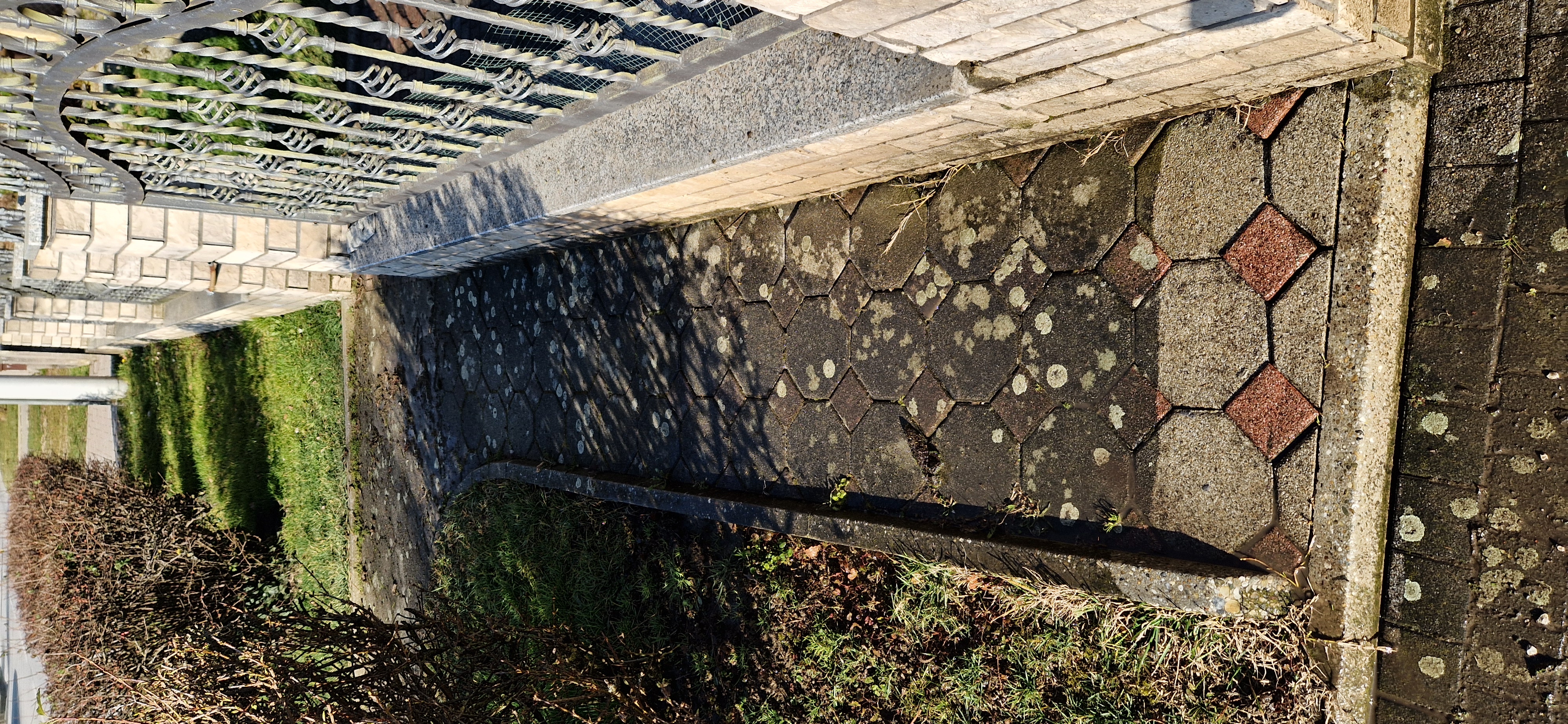 Prljave betonske kocke prije čišćenja